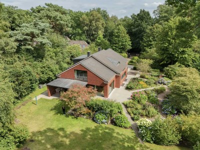 Architektenvilla und 5.339m²
gärtnerisch angelegter Park
in bevorzugter Wohnlage