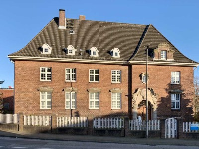 Großzügige, zentrale 3-Zimmer-Hochparterre-Wohnung repräsentativem, denkmalgeschützten Altbau