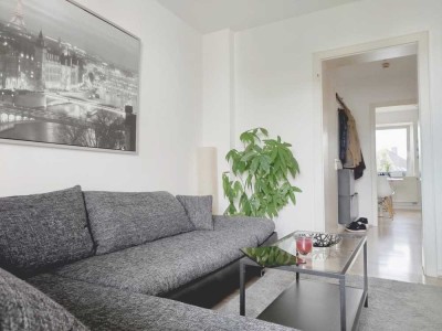 Schöne gemütliche Wohnung mit großem Balkon & Einbauküche.