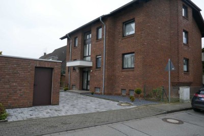 Gemütliche und vollständig renovierte 2-Zimmer-Wohnung mit Balkon in Langenfeld (Rheinland)