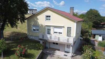 Unterkellertes Einfamilienhaus mit Garage und Obstbaumbestand