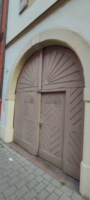Individuelle Altbauwohnung in Domnähe