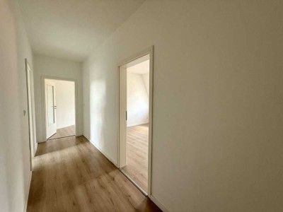 Lichtdurchflutete renovierte 2-Raumwohnung mit Stellplatz zu vermieten