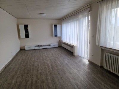 Renovierte, helle 90 qm Erdgeschosswohnung mit eigener Terrasse