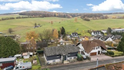 Zwei- bis Dreifamilienhaus auf großem Grundstück – modernisiert & vielseitig nutzbar