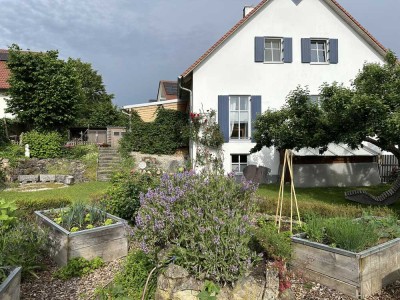 Viel Platz für die Famile im Grünen –  Großzügiges Einfamilienhaus mit Einliegerwohnung