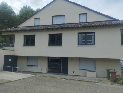 Stilvolle 2,5-Zimmer-Dachgeschosswohnung mit Balkon und Einbauküche in Stuttgart Hofen