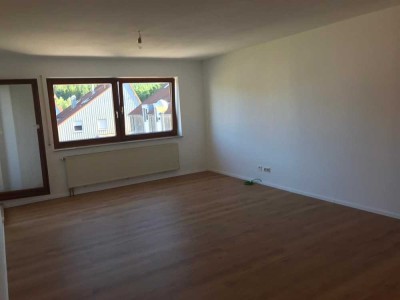 Modernisierte Wohnung mit drei Zimmern und Balkon in Ellwangen (Jagst)