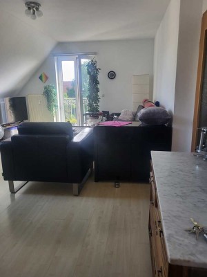 Exclusive 2-Zimmer DG-Wohnung mit zusätzlichen Studio