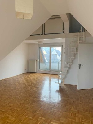 Renovierte 1-Zimmer-Wohnung mit einer Galerie und 2 Balkone und Einbauküche in Hattersheim am Main