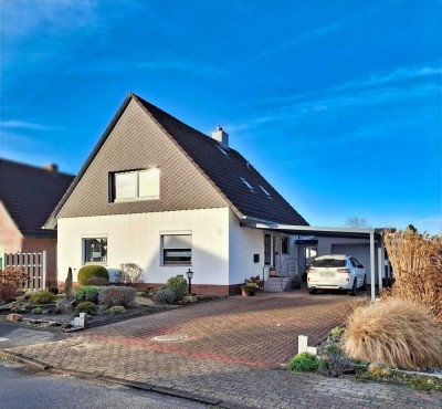 Gepfl. Einfamilienhaus mit Einliegerwohnung - ruhige Lage - Garage u. Carport - großes Grundstück!