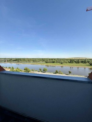 Flotte DG- Wohnung mit Dachterrasse und Blick auf die Elbe
