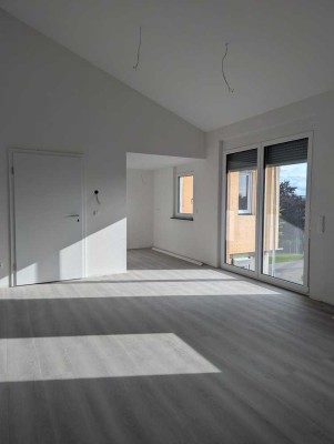 Erstbezug nach Kernsanierung: helle 2-Zimmer-Wohnung mit Balkon