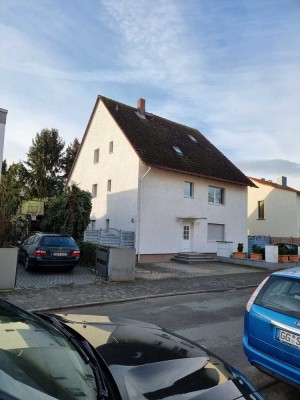 Schicke Dachgeschosswohnung in einem 3-Familienhaus