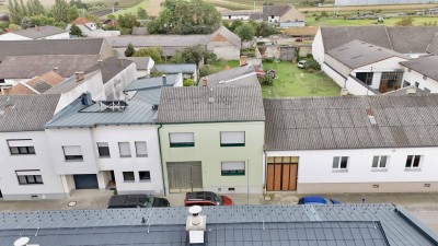 Liegenschaft mit Hofstruktur und Bauplatzreserve in Gols