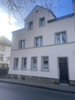 Sofort freie Wohnung im zweiten Stock mit Küchenzeile (ohne Balkon) mit Garage // frisch renoviert