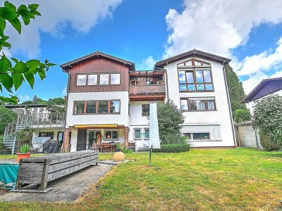 FELDAFING: DREIFAMILIENWOHNHAUS - CHARMATES WOHNEN MIT WEITBLICK UND POTENZIAL!