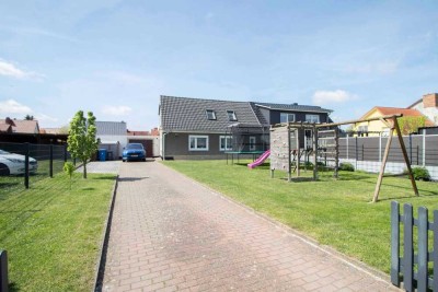 Bezugsfertiges Zuhause mit neu gestaltetem Innenhof und Spiel-Wiese für die Kinder