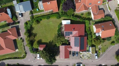 Attraktives Ein-/ Zweifamilienhaus mit PV- Anlage, Doppelgarage und Bauplatz in bester Ortslage