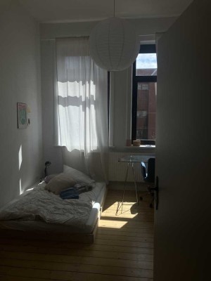 Nachmieter gesucht für wunderschöne Altbauwohnung - auch WG geeignet
