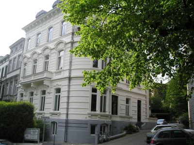 LUDWIGSALLEE: schöne DG-Wohnung in stilvoller Altbauvilla