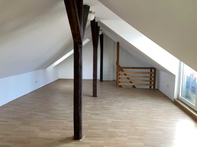 3-Zimmer-Wohnung im 3. OG über 2 Etagen mit großem Dachspitzboden ( 95 m² Wohnfläche ) mit Dusche +