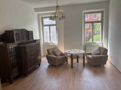 Charmante 2-Zimmer-Altbauwohnung in St. Peter – zentrale Lage, teilmöbliert