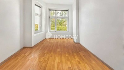Drei-Zimmer-Altbauwohnung mit ca. 108 m² Wohnfläche, Balkon und Einbauküche direkt an der U7