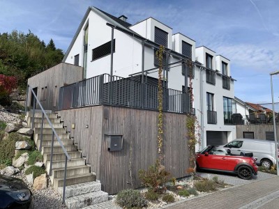 Schöne Architektenhaushälfte mit großen Terrassen