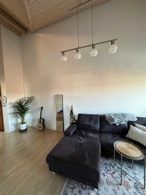 Gepflegte DG-Wohnung mit 2 Zimmern, Balkon & TG-Stellplatz
