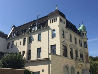3-Zimmer-Dachgeschosswohnung im stilvollen, denkmalgeschützten Altbau