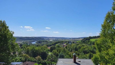Exklusives Wohnen auf einer Ebene – genießen Sie den unvergleichlichen Weitblick über Bad Abbach