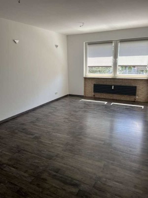 Gute geschnittene Etagen-Wohnung mit Balkon in ruhiger Lage