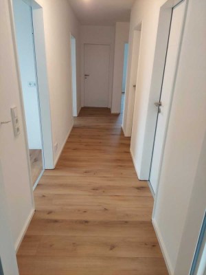 Erstbezug nach Sanierung mit Balkon: exklusive 4-Zimmer-Wohnung in Meitingen