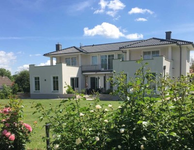 Beeindruckende Villa mit klarer Architektur in ruhiger Lage auf einem großzügigen Anwesen