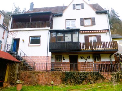 Großes Einfamilienhaus mit Garten & Garage!