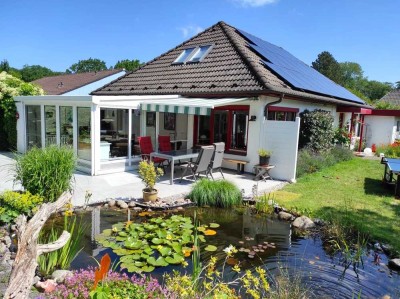 Walmdachbungalow beim OSTSEEBAD 165 m² / 900 m², PV-Anlage, Sauna, Doppel-Carport, Gartenhaus, Teich