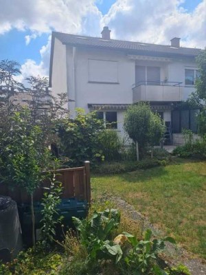 Doppelhaushälfte mit reizendem Garten in ruhiger und zentraler Lage - viel Nutzfläche