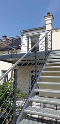 Erstbezug nach aufwendigem Dachgeschossausbau auf lauschigem Altbau!