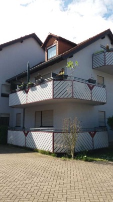 helle geräumige Erdgeschoßwohnung mit Eckbalkon und Hobbyraum