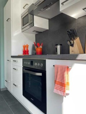 Gehobene und vollmöblierte Wohnung mit großzügigem Balkon und Einbauküche