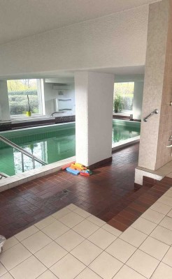Gepflegte 2 ZKB-Erdgeschoss-Eigentumswohnung mit Balkon, Schwimmbad-und Saunanutzung