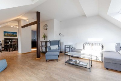 Lichtdurchflutete Drei-Zimmer-Wohnung mit Aufzug und Stellplatz direkt am Schweizer Platz