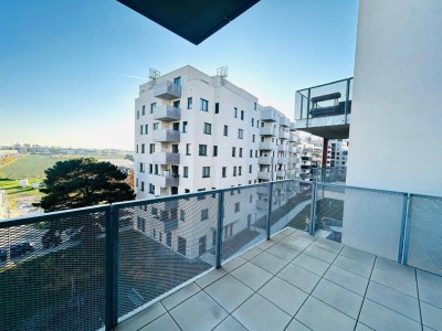 Neuwertige Wohnung mit Südbalkon, DAN-Küche und Freizeitangebot – Nähe U-Bahn