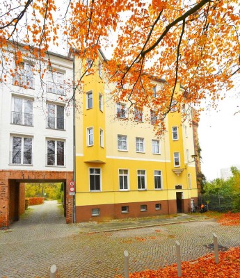 ATTRAKTIVES ZINSHAUS + GUBENER VORSTADT + ZENTRAL UND RUHIG + BAHNHOF 250 METER + AB VORHANDEN!