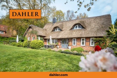 Historisches Reetdachhaus mit idyllischem Garten trifft auf modernen und exklusiven Wohnkomfort
