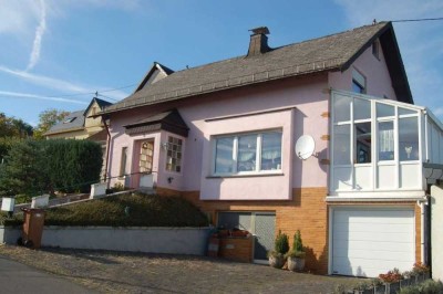"FÜR DIE FAMILIE GEEIGNET - IDYLLISCHES WOHNHAUS MIT GARTEN - IN RUHIGER ORTSLAGE-NÄHE KAISERSESCH"