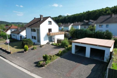Massives Ein-/Zweifamilienhaus mit Doppelgarage in Beverungen-Wehrden