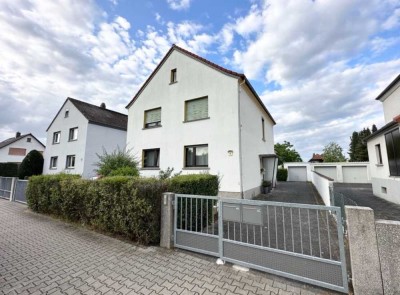 Zweifamilienhaus mit großem Garten *2 Garagen* 
In Zentraler Lage von Rodgau*Direkt vom Eigentümer*