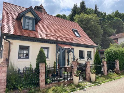 Einfamilienhaus für Liebhaber: Saniertes Fackwerkhaus mit schönem Garten in Flachslanden